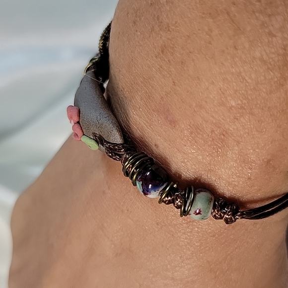 Hand-knotted Ceramic Floral Motif Adjustable Hemp Bracelet, adjustable - Picture 7 of 7